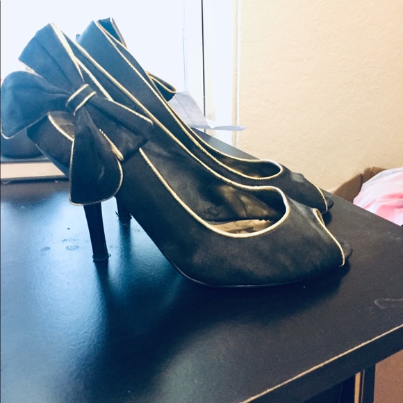 ASOS x Shiekh Gold Bow Peep Toe Black Heels - Picture 4 of 7